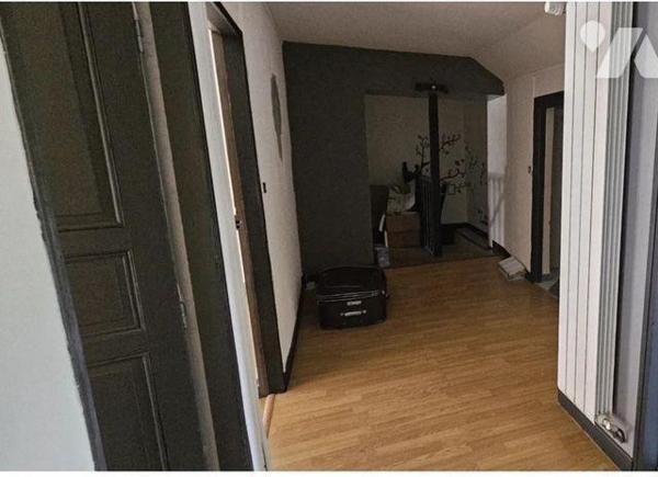 Maison composée au rez-de-chaussée d'une entrée/véranda, cuisine aménagée, séjour, deux pièces ...