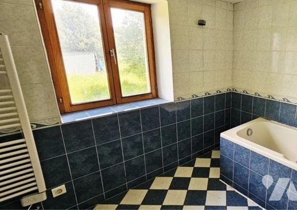 Maison composée au rez-de-chaussée d'une entrée/véranda, cuisine aménagée, séjour, deux pièces ...