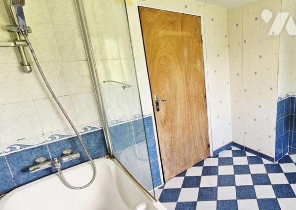 Maison composée au rez-de-chaussée d'une entrée/véranda, cuisine aménagée, séjour, deux pièces ...