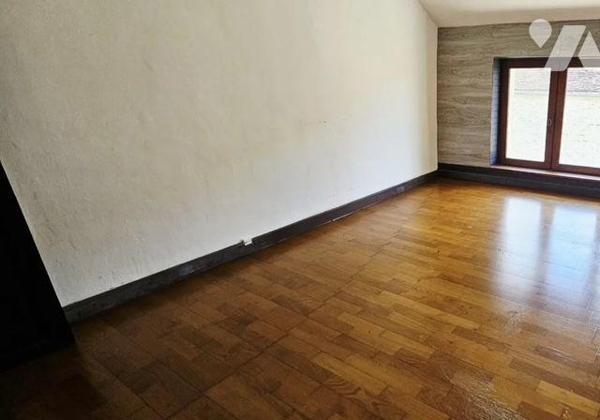 Maison composée au rez-de-chaussée d'une entrée/véranda, cuisine aménagée, séjour, deux pièces ...