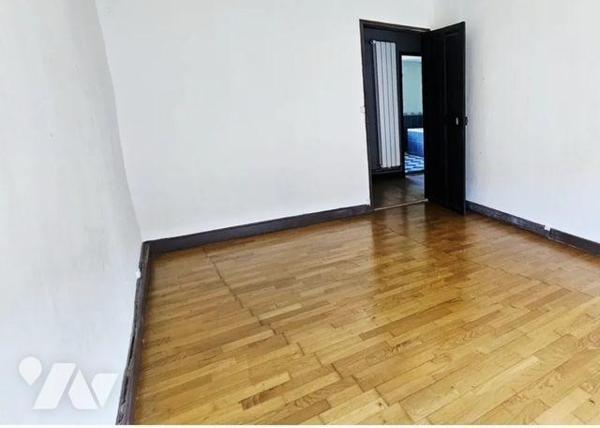 Maison composée au rez-de-chaussée d'une entrée/véranda, cuisine aménagée, séjour, deux pièces ...