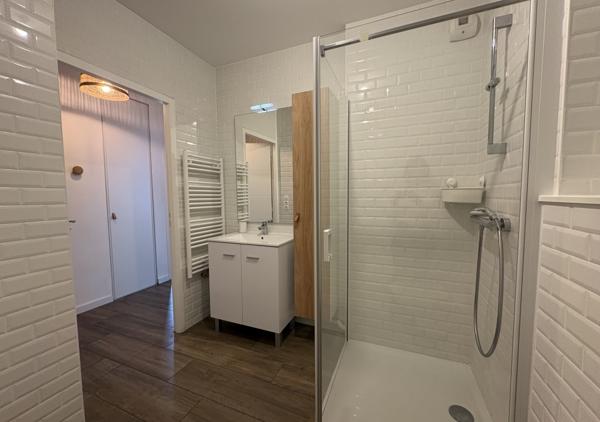 Bel appartement T2 de 47 m² avec balcon, parking et cellier dans une résidence de standing de 2019
