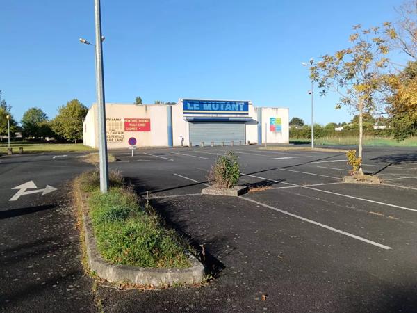 Local commercial à NUEIL LES AUBIERS