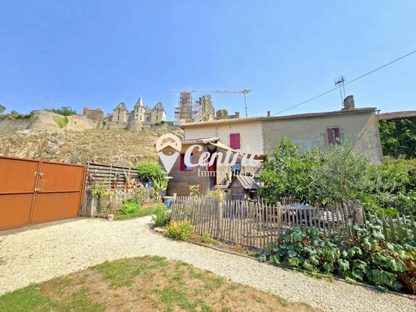 Maison en pierre avec jardin et grande dépendance