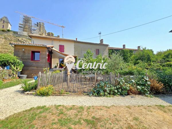 Maison en pierre avec jardin et grande dépendance