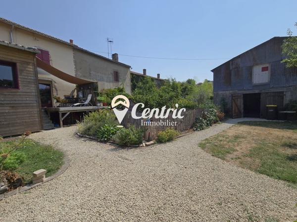 Maison en pierre avec jardin et grande dépendance