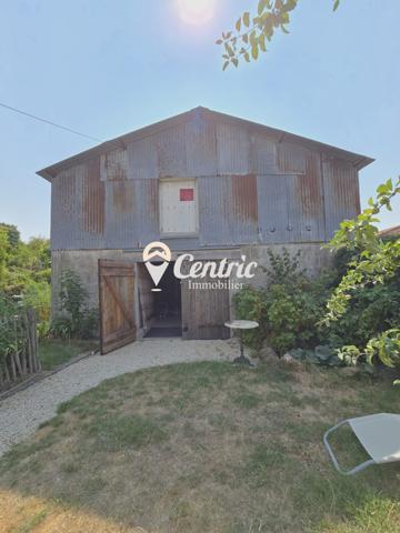Maison en pierre avec jardin et grande dépendance