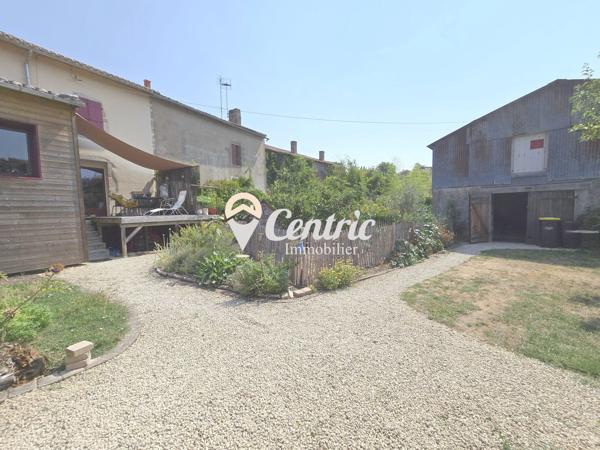 Maison en pierre avec jardin et grande dépendance