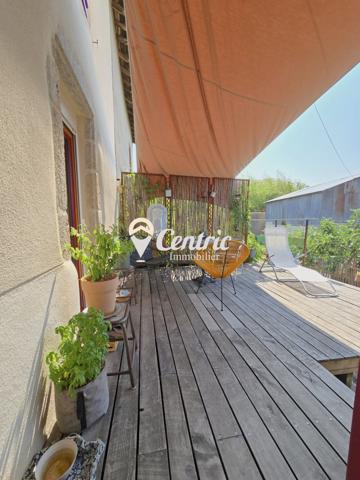 Maison en pierre avec jardin et grande dépendance