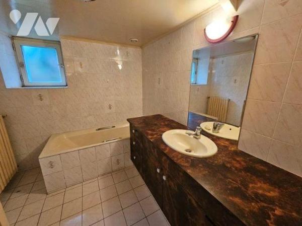 Cancale quartier des Rimains, à rénover, maison d'habitation clôturée par un mur de pierres, ex...