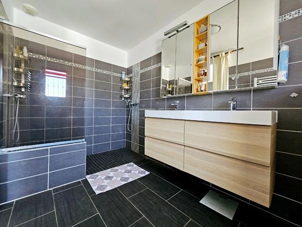 Maison récente de plain-pied La Crau 5 pièce(s) 122m2 -Piscine- Secteur calme, résidentiel et recherché