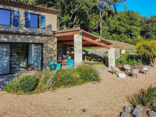 Sur les hauteurs de St Tropez - sublime maison d'architecte
