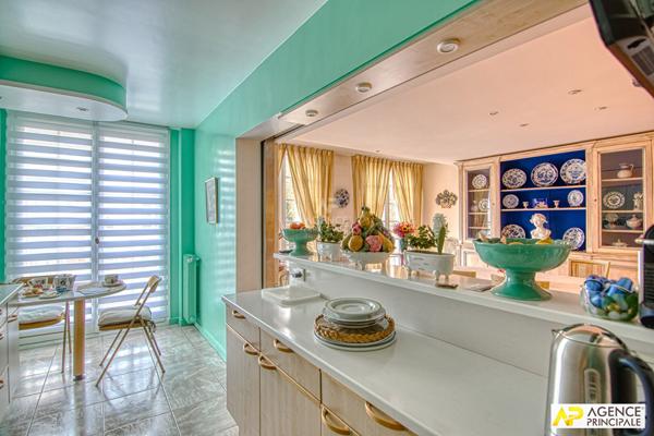 Versailles Rive-Droite Appartement 4 pièces 105 m² situé au 2eme étage avec ascenseur, cave et place de parking en sous-sol €780 000 ** - Référence 25909