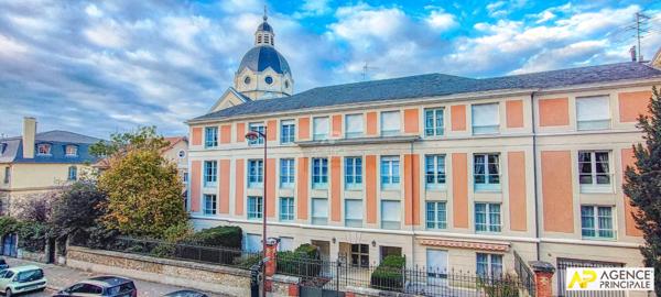 Versailles Rive-Droite Appartement 4 pièces 105 m² situé au 2eme étage avec ascenseur, cave et place de parking en sous-sol €780 000 ** - Référence 25909