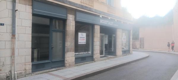 Local commercial en rez de chaussée d'une surface totale de 195 m² avec une surface de vente de 109 m² et un sous sol (réserve de 74 m²)