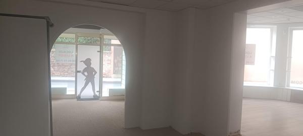 Local commercial en rez de chaussée d'une surface totale de 195 m² avec une surface de vente de 109 m² et un sous sol (réserve de 74 m²)