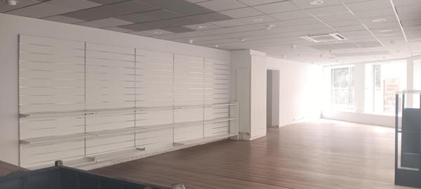 Local commercial en rez de chaussée d'une surface totale de 195 m² avec une surface de vente de 109 m² et un sous sol (réserve de 74 m²)