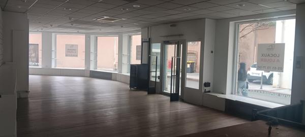 Local commercial en rez de chaussée d'une surface totale de 195 m² avec une surface de vente de 109 m² et un sous sol (réserve de 74 m²)