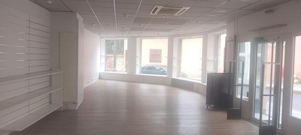 Local commercial en rez de chaussée d'une surface totale de 195 m² avec une surface de vente de 109 m² et un sous sol (réserve de 74 m²)