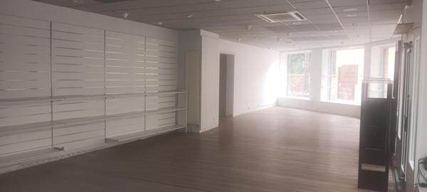 Local commercial en rez de chaussée d'une surface totale de 195 m² avec une surface de vente de 109 m² et un sous sol (réserve de 74 m²)