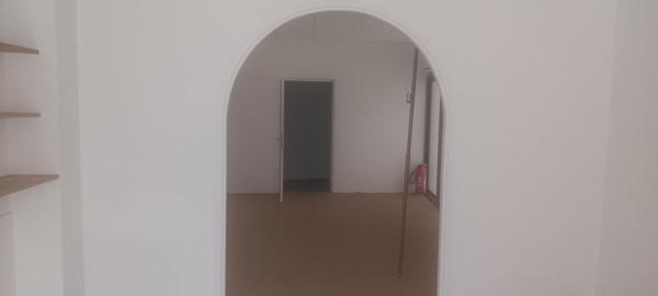 Local commercial en rez de chaussée d'une surface totale de 195 m² avec une surface de vente de 109 m² et un sous sol (réserve de 74 m²)