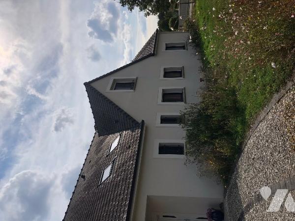 séjour, cuisine ouverte aménagée, 4 chambres, 3 sde, 1 pièce rangement, cellier, buanderie, garage.