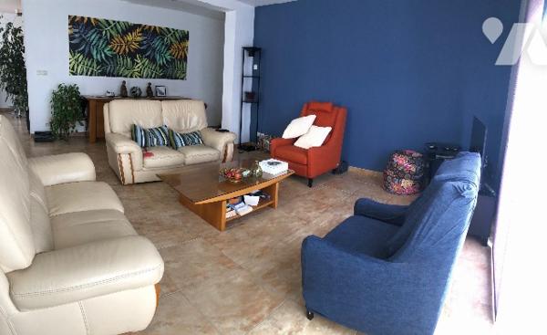 séjour, cuisine ouverte aménagée, 4 chambres, 3 sde, 1 pièce rangement, cellier, buanderie, garage.