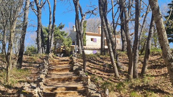 A vendre - Domaine d'exception - Parc du Luberon - Sur près de 20 hectares