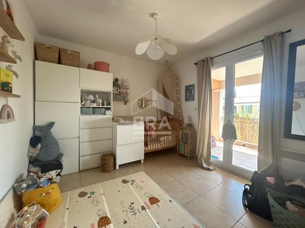 A LOUER PERTUIS 84120 APPARTEMENT DUPLEX TYPE 3 PIECES D'ENVIRON 62M² AVEC JARDIN ET 2 PLACES DE STATIONNEMENT