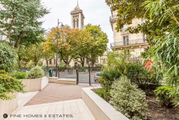 Appartement F5 à vendre  4 pièces - 130,73 m2 PARIS - 75006