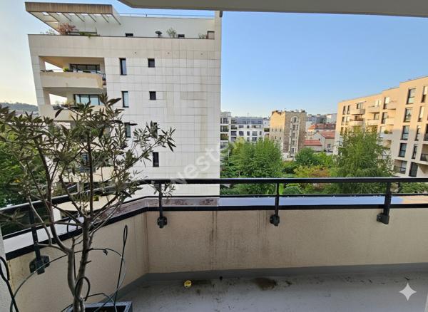 Puteaux limite Suresnes: Appartement de 2 pièces de 58m² avec balcon, cave et Parking