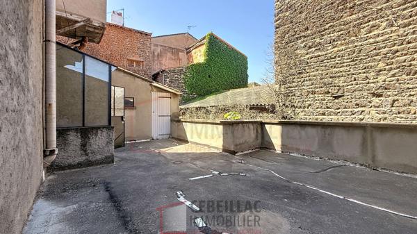 AUBIÈRE CENTRE ? IMMEUBLE À RÉNOVER AVEC GRANGE ET FORT POTENTIEL DE DIVISION