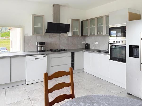 Entrepôt avec appartement T6 et appartement T3