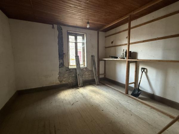 Bourg-de-Visa (82190) TARN ET GARONNE. BOURG DE VISA. Bâtiment en pierre avec logement à l’étage et garage au rez-de-chaussée