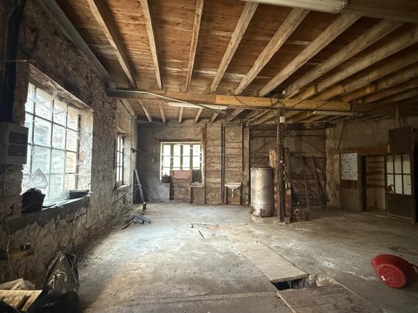 Bourg-de-Visa (82190) TARN ET GARONNE. BOURG DE VISA. Bâtiment en pierre avec logement à l’étage et garage au rez-de-chaussée