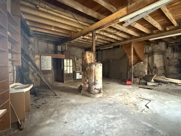 Bourg-de-Visa (82190) TARN ET GARONNE. BOURG DE VISA. Bâtiment en pierre avec logement à l’étage et garage au rez-de-chaussée