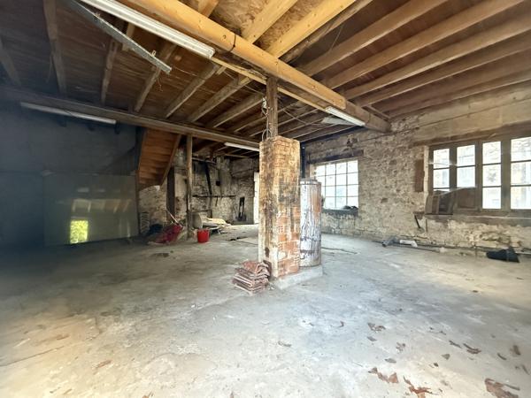 Bourg-de-Visa (82190) TARN ET GARONNE. BOURG DE VISA. Bâtiment en pierre avec logement à l’étage et garage au rez-de-chaussée