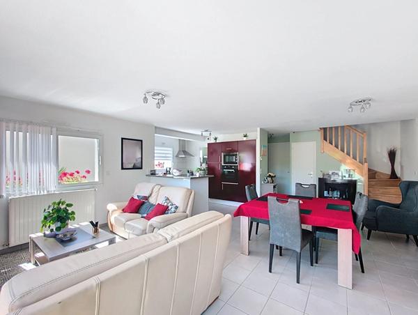 MAISON À VENDRE LANGUEUX - Maison moderne vivable de plain pied en impasse profitant de quatre chambres et un grand garage !