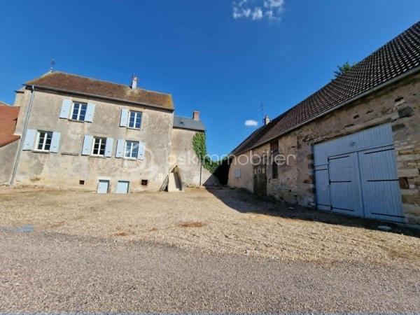Opportunité d'investissement à saisir !

Cette grande maison divisée en deux appartements, actuellement loués et occupés, représente une occasion idéale pour les investisseurs à la recherche d’un placement sûr et performant.

Cet ensemble immobilier, au cachet singulier et très bien entretenu, offre un rendement locatif net d’environ 6 %. Les deux logements, habitables et en parfait état, génèrent des revenus réguliers sans vacance ni travaux à prévoir.
Son atout ? Les locataires en place assurent une stabilité financière immédiate. Les détails des baux, l’historique des paiements et une étude de rentabilité personnalisée sont disponibles pour ceux qui souhaitent approfondir.

Soigneusement restaurés avec des matériaux de qualité, ces deux appartements renvoient tout le charme et le caractère de la pierre. Le confort intérieur allie modernité et authenticité. Chacun des deux logements bénéficient de son réseau de chauffage central indépendant alimenté par deux chaudières au fioul en parfait état de fonctionnement.

Le premier appartement, d'une surface de 76m² loi Carrez, propose une cuisine d'environ 17m² pleine de cachet ainsi qu'un très beau salon séjour de 20m². Le couloir distribue une salle d'eau, les WC séparés et une première chambre d'environ 9m². Une seconde chambre de 14m² vient compléter ce logement.

Le second appartement, un duplex qui se situe au dessus, offre une surface de 103m² loi Carrez sur 125m² de plancher. Celui-ci se compose d'une cuisine séparée de 18m² pleine de charme et de caractère et d'un grand salon séjour de 28m². Un remarquable couloir distribue la salle d'eau et les WC séparés. La partie nuit se découvre par les escaliers donnant sur une première chambre de 11m² d'un coté, et de l'autre, un palier distribuant une pièce de 8m² loi carrez pouvant être utilisée comme chambre du fait de ses 12m² au sol et une grande et surprenante chambre de 21m² sur ses 37m² au sol.

Les deux appartement disposent chacun d'une cave et d'un box.

Charme, authenticité et praticité sont les adjectifs qui définissent ces deux logements.

À cet ensemble immobilier s'ajoute une grande grange d'une surface de 80m² au sol. Le très bon état de ce second édifice réhabilitable sur deux niveaux permet de se projeter et offre un beau potentiel de lots supplémentaires ou d'une habitation d'environ 160m² à proximité.

Le terrain d'environ 500m² laisse place au stationnement de plusieurs véhicules aux abords des habitations.

Si vous cherchez un investissement immobilier qui allie sécurité, performance et simplicité, ce bien est fait pour vous.