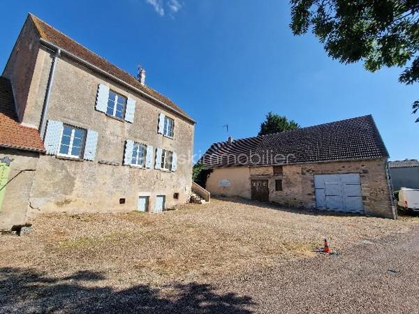 Opportunité d'investissement à saisir !

Cette grande maison divisée en deux appartements, actuellement loués et occupés, représente une occasion idéale pour les investisseurs à la recherche d’un placement sûr et performant.

Cet ensemble immobilier, au cachet singulier et très bien entretenu, offre un rendement locatif net d’environ 6 %. Les deux logements, habitables et en parfait état, génèrent des revenus réguliers sans vacance ni travaux à prévoir.
Son atout ? Les locataires en place assurent une stabilité financière immédiate. Les détails des baux, l’historique des paiements et une étude de rentabilité personnalisée sont disponibles pour ceux qui souhaitent approfondir.

Soigneusement restaurés avec des matériaux de qualité, ces deux appartements renvoient tout le charme et le caractère de la pierre. Le confort intérieur allie modernité et authenticité. Chacun des deux logements bénéficient de son réseau de chauffage central indépendant alimenté par deux chaudières au fioul en parfait état de fonctionnement.

Le premier appartement, d'une surface de 76m² loi Carrez, propose une cuisine d'environ 17m² pleine de cachet ainsi qu'un très beau salon séjour de 20m². Le couloir distribue une salle d'eau, les WC séparés et une première chambre d'environ 9m². Une seconde chambre de 14m² vient compléter ce logement.

Le second appartement, un duplex qui se situe au dessus, offre une surface de 103m² loi Carrez sur 125m² de plancher. Celui-ci se compose d'une cuisine séparée de 18m² pleine de charme et de caractère et d'un grand salon séjour de 28m². Un remarquable couloir distribue la salle d'eau et les WC séparés. La partie nuit se découvre par les escaliers donnant sur une première chambre de 11m² d'un coté, et de l'autre, un palier distribuant une pièce de 8m² loi carrez pouvant être utilisée comme chambre du fait de ses 12m² au sol et une grande et surprenante chambre de 21m² sur ses 37m² au sol.

Les deux appartement disposent chacun d'une cave et d'un box.

Charme, authenticité et praticité sont les adjectifs qui définissent ces deux logements.

À cet ensemble immobilier s'ajoute une grande grange d'une surface de 80m² au sol. Le très bon état de ce second édifice réhabilitable sur deux niveaux permet de se projeter et offre un beau potentiel de lots supplémentaires ou d'une habitation d'environ 160m² à proximité.

Le terrain d'environ 500m² laisse place au stationnement de plusieurs véhicules aux abords des habitations.

Si vous cherchez un investissement immobilier qui allie sécurité, performance et simplicité, ce bien est fait pour vous.