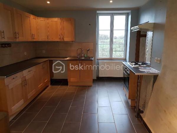 Opportunité d'investissement à saisir !

Cette grande maison divisée en deux appartements, actuellement loués et occupés, représente une occasion idéale pour les investisseurs à la recherche d’un placement sûr et performant.

Cet ensemble immobilier, au cachet singulier et très bien entretenu, offre un rendement locatif net d’environ 6 %. Les deux logements, habitables et en parfait état, génèrent des revenus réguliers sans vacance ni travaux à prévoir.
Son atout ? Les locataires en place assurent une stabilité financière immédiate. Les détails des baux, l’historique des paiements et une étude de rentabilité personnalisée sont disponibles pour ceux qui souhaitent approfondir.

Soigneusement restaurés avec des matériaux de qualité, ces deux appartements renvoient tout le charme et le caractère de la pierre. Le confort intérieur allie modernité et authenticité. Chacun des deux logements bénéficient de son réseau de chauffage central indépendant alimenté par deux chaudières au fioul en parfait état de fonctionnement.

Le premier appartement, d'une surface de 76m² loi Carrez, propose une cuisine d'environ 17m² pleine de cachet ainsi qu'un très beau salon séjour de 20m². Le couloir distribue une salle d'eau, les WC séparés et une première chambre d'environ 9m². Une seconde chambre de 14m² vient compléter ce logement.

Le second appartement, un duplex qui se situe au dessus, offre une surface de 103m² loi Carrez sur 125m² de plancher. Celui-ci se compose d'une cuisine séparée de 18m² pleine de charme et de caractère et d'un grand salon séjour de 28m². Un remarquable couloir distribue la salle d'eau et les WC séparés. La partie nuit se découvre par les escaliers donnant sur une première chambre de 11m² d'un coté, et de l'autre, un palier distribuant une pièce de 8m² loi carrez pouvant être utilisée comme chambre du fait de ses 12m² au sol et une grande et surprenante chambre de 21m² sur ses 37m² au sol.

Les deux appartement disposent chacun d'une cave et d'un box.

Charme, authenticité et praticité sont les adjectifs qui définissent ces deux logements.

À cet ensemble immobilier s'ajoute une grande grange d'une surface de 80m² au sol. Le très bon état de ce second édifice réhabilitable sur deux niveaux permet de se projeter et offre un beau potentiel de lots supplémentaires ou d'une habitation d'environ 160m² à proximité.

Le terrain d'environ 500m² laisse place au stationnement de plusieurs véhicules aux abords des habitations.

Si vous cherchez un investissement immobilier qui allie sécurité, performance et simplicité, ce bien est fait pour vous.