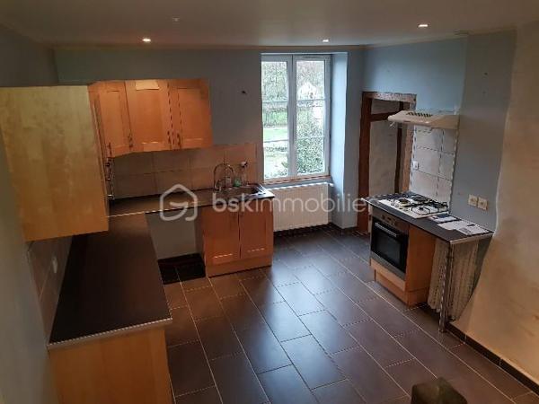 Opportunité d'investissement à saisir !

Cette grande maison divisée en deux appartements, actuellement loués et occupés, représente une occasion idéale pour les investisseurs à la recherche d’un placement sûr et performant.

Cet ensemble immobilier, au cachet singulier et très bien entretenu, offre un rendement locatif net d’environ 6 %. Les deux logements, habitables et en parfait état, génèrent des revenus réguliers sans vacance ni travaux à prévoir.
Son atout ? Les locataires en place assurent une stabilité financière immédiate. Les détails des baux, l’historique des paiements et une étude de rentabilité personnalisée sont disponibles pour ceux qui souhaitent approfondir.

Soigneusement restaurés avec des matériaux de qualité, ces deux appartements renvoient tout le charme et le caractère de la pierre. Le confort intérieur allie modernité et authenticité. Chacun des deux logements bénéficient de son réseau de chauffage central indépendant alimenté par deux chaudières au fioul en parfait état de fonctionnement.

Le premier appartement, d'une surface de 76m² loi Carrez, propose une cuisine d'environ 17m² pleine de cachet ainsi qu'un très beau salon séjour de 20m². Le couloir distribue une salle d'eau, les WC séparés et une première chambre d'environ 9m². Une seconde chambre de 14m² vient compléter ce logement.

Le second appartement, un duplex qui se situe au dessus, offre une surface de 103m² loi Carrez sur 125m² de plancher. Celui-ci se compose d'une cuisine séparée de 18m² pleine de charme et de caractère et d'un grand salon séjour de 28m². Un remarquable couloir distribue la salle d'eau et les WC séparés. La partie nuit se découvre par les escaliers donnant sur une première chambre de 11m² d'un coté, et de l'autre, un palier distribuant une pièce de 8m² loi carrez pouvant être utilisée comme chambre du fait de ses 12m² au sol et une grande et surprenante chambre de 21m² sur ses 37m² au sol.

Les deux appartement disposent chacun d'une cave et d'un box.

Charme, authenticité et praticité sont les adjectifs qui définissent ces deux logements.

À cet ensemble immobilier s'ajoute une grande grange d'une surface de 80m² au sol. Le très bon état de ce second édifice réhabilitable sur deux niveaux permet de se projeter et offre un beau potentiel de lots supplémentaires ou d'une habitation d'environ 160m² à proximité.

Le terrain d'environ 500m² laisse place au stationnement de plusieurs véhicules aux abords des habitations.

Si vous cherchez un investissement immobilier qui allie sécurité, performance et simplicité, ce bien est fait pour vous.