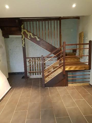 Opportunité d'investissement à saisir !

Cette grande maison divisée en deux appartements, actuellement loués et occupés, représente une occasion idéale pour les investisseurs à la recherche d’un placement sûr et performant.

Cet ensemble immobilier, au cachet singulier et très bien entretenu, offre un rendement locatif net d’environ 6 %. Les deux logements, habitables et en parfait état, génèrent des revenus réguliers sans vacance ni travaux à prévoir.
Son atout ? Les locataires en place assurent une stabilité financière immédiate. Les détails des baux, l’historique des paiements et une étude de rentabilité personnalisée sont disponibles pour ceux qui souhaitent approfondir.

Soigneusement restaurés avec des matériaux de qualité, ces deux appartements renvoient tout le charme et le caractère de la pierre. Le confort intérieur allie modernité et authenticité. Chacun des deux logements bénéficient de son réseau de chauffage central indépendant alimenté par deux chaudières au fioul en parfait état de fonctionnement.

Le premier appartement, d'une surface de 76m² loi Carrez, propose une cuisine d'environ 17m² pleine de cachet ainsi qu'un très beau salon séjour de 20m². Le couloir distribue une salle d'eau, les WC séparés et une première chambre d'environ 9m². Une seconde chambre de 14m² vient compléter ce logement.

Le second appartement, un duplex qui se situe au dessus, offre une surface de 103m² loi Carrez sur 125m² de plancher. Celui-ci se compose d'une cuisine séparée de 18m² pleine de charme et de caractère et d'un grand salon séjour de 28m². Un remarquable couloir distribue la salle d'eau et les WC séparés. La partie nuit se découvre par les escaliers donnant sur une première chambre de 11m² d'un coté, et de l'autre, un palier distribuant une pièce de 8m² loi carrez pouvant être utilisée comme chambre du fait de ses 12m² au sol et une grande et surprenante chambre de 21m² sur ses 37m² au sol.

Les deux appartement disposent chacun d'une cave et d'un box.

Charme, authenticité et praticité sont les adjectifs qui définissent ces deux logements.

À cet ensemble immobilier s'ajoute une grande grange d'une surface de 80m² au sol. Le très bon état de ce second édifice réhabilitable sur deux niveaux permet de se projeter et offre un beau potentiel de lots supplémentaires ou d'une habitation d'environ 160m² à proximité.

Le terrain d'environ 500m² laisse place au stationnement de plusieurs véhicules aux abords des habitations.

Si vous cherchez un investissement immobilier qui allie sécurité, performance et simplicité, ce bien est fait pour vous.