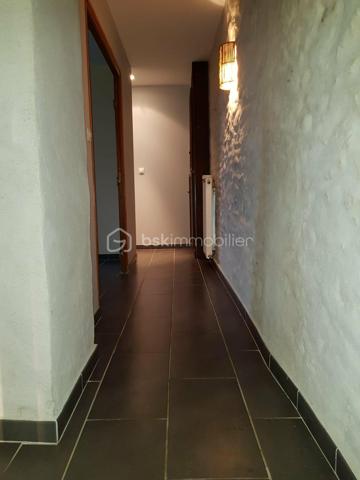 Opportunité d'investissement à saisir !

Cette grande maison divisée en deux appartements, actuellement loués et occupés, représente une occasion idéale pour les investisseurs à la recherche d’un placement sûr et performant.

Cet ensemble immobilier, au cachet singulier et très bien entretenu, offre un rendement locatif net d’environ 6 %. Les deux logements, habitables et en parfait état, génèrent des revenus réguliers sans vacance ni travaux à prévoir.
Son atout ? Les locataires en place assurent une stabilité financière immédiate. Les détails des baux, l’historique des paiements et une étude de rentabilité personnalisée sont disponibles pour ceux qui souhaitent approfondir.

Soigneusement restaurés avec des matériaux de qualité, ces deux appartements renvoient tout le charme et le caractère de la pierre. Le confort intérieur allie modernité et authenticité. Chacun des deux logements bénéficient de son réseau de chauffage central indépendant alimenté par deux chaudières au fioul en parfait état de fonctionnement.

Le premier appartement, d'une surface de 76m² loi Carrez, propose une cuisine d'environ 17m² pleine de cachet ainsi qu'un très beau salon séjour de 20m². Le couloir distribue une salle d'eau, les WC séparés et une première chambre d'environ 9m². Une seconde chambre de 14m² vient compléter ce logement.

Le second appartement, un duplex qui se situe au dessus, offre une surface de 103m² loi Carrez sur 125m² de plancher. Celui-ci se compose d'une cuisine séparée de 18m² pleine de charme et de caractère et d'un grand salon séjour de 28m². Un remarquable couloir distribue la salle d'eau et les WC séparés. La partie nuit se découvre par les escaliers donnant sur une première chambre de 11m² d'un coté, et de l'autre, un palier distribuant une pièce de 8m² loi carrez pouvant être utilisée comme chambre du fait de ses 12m² au sol et une grande et surprenante chambre de 21m² sur ses 37m² au sol.

Les deux appartement disposent chacun d'une cave et d'un box.

Charme, authenticité et praticité sont les adjectifs qui définissent ces deux logements.

À cet ensemble immobilier s'ajoute une grande grange d'une surface de 80m² au sol. Le très bon état de ce second édifice réhabilitable sur deux niveaux permet de se projeter et offre un beau potentiel de lots supplémentaires ou d'une habitation d'environ 160m² à proximité.

Le terrain d'environ 500m² laisse place au stationnement de plusieurs véhicules aux abords des habitations.

Si vous cherchez un investissement immobilier qui allie sécurité, performance et simplicité, ce bien est fait pour vous.