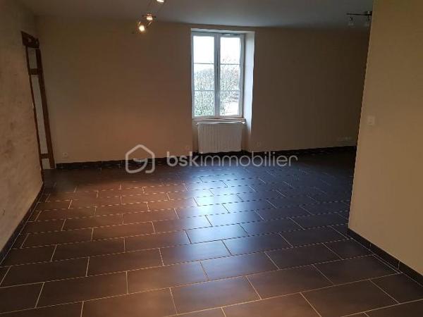 Opportunité d'investissement à saisir !

Cette grande maison divisée en deux appartements, actuellement loués et occupés, représente une occasion idéale pour les investisseurs à la recherche d’un placement sûr et performant.

Cet ensemble immobilier, au cachet singulier et très bien entretenu, offre un rendement locatif net d’environ 6 %. Les deux logements, habitables et en parfait état, génèrent des revenus réguliers sans vacance ni travaux à prévoir.
Son atout ? Les locataires en place assurent une stabilité financière immédiate. Les détails des baux, l’historique des paiements et une étude de rentabilité personnalisée sont disponibles pour ceux qui souhaitent approfondir.

Soigneusement restaurés avec des matériaux de qualité, ces deux appartements renvoient tout le charme et le caractère de la pierre. Le confort intérieur allie modernité et authenticité. Chacun des deux logements bénéficient de son réseau de chauffage central indépendant alimenté par deux chaudières au fioul en parfait état de fonctionnement.

Le premier appartement, d'une surface de 76m² loi Carrez, propose une cuisine d'environ 17m² pleine de cachet ainsi qu'un très beau salon séjour de 20m². Le couloir distribue une salle d'eau, les WC séparés et une première chambre d'environ 9m². Une seconde chambre de 14m² vient compléter ce logement.

Le second appartement, un duplex qui se situe au dessus, offre une surface de 103m² loi Carrez sur 125m² de plancher. Celui-ci se compose d'une cuisine séparée de 18m² pleine de charme et de caractère et d'un grand salon séjour de 28m². Un remarquable couloir distribue la salle d'eau et les WC séparés. La partie nuit se découvre par les escaliers donnant sur une première chambre de 11m² d'un coté, et de l'autre, un palier distribuant une pièce de 8m² loi carrez pouvant être utilisée comme chambre du fait de ses 12m² au sol et une grande et surprenante chambre de 21m² sur ses 37m² au sol.

Les deux appartement disposent chacun d'une cave et d'un box.

Charme, authenticité et praticité sont les adjectifs qui définissent ces deux logements.

À cet ensemble immobilier s'ajoute une grande grange d'une surface de 80m² au sol. Le très bon état de ce second édifice réhabilitable sur deux niveaux permet de se projeter et offre un beau potentiel de lots supplémentaires ou d'une habitation d'environ 160m² à proximité.

Le terrain d'environ 500m² laisse place au stationnement de plusieurs véhicules aux abords des habitations.

Si vous cherchez un investissement immobilier qui allie sécurité, performance et simplicité, ce bien est fait pour vous.
