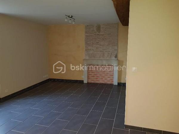 Opportunité d'investissement à saisir !

Cette grande maison divisée en deux appartements, actuellement loués et occupés, représente une occasion idéale pour les investisseurs à la recherche d’un placement sûr et performant.

Cet ensemble immobilier, au cachet singulier et très bien entretenu, offre un rendement locatif net d’environ 6 %. Les deux logements, habitables et en parfait état, génèrent des revenus réguliers sans vacance ni travaux à prévoir.
Son atout ? Les locataires en place assurent une stabilité financière immédiate. Les détails des baux, l’historique des paiements et une étude de rentabilité personnalisée sont disponibles pour ceux qui souhaitent approfondir.

Soigneusement restaurés avec des matériaux de qualité, ces deux appartements renvoient tout le charme et le caractère de la pierre. Le confort intérieur allie modernité et authenticité. Chacun des deux logements bénéficient de son réseau de chauffage central indépendant alimenté par deux chaudières au fioul en parfait état de fonctionnement.

Le premier appartement, d'une surface de 76m² loi Carrez, propose une cuisine d'environ 17m² pleine de cachet ainsi qu'un très beau salon séjour de 20m². Le couloir distribue une salle d'eau, les WC séparés et une première chambre d'environ 9m². Une seconde chambre de 14m² vient compléter ce logement.

Le second appartement, un duplex qui se situe au dessus, offre une surface de 103m² loi Carrez sur 125m² de plancher. Celui-ci se compose d'une cuisine séparée de 18m² pleine de charme et de caractère et d'un grand salon séjour de 28m². Un remarquable couloir distribue la salle d'eau et les WC séparés. La partie nuit se découvre par les escaliers donnant sur une première chambre de 11m² d'un coté, et de l'autre, un palier distribuant une pièce de 8m² loi carrez pouvant être utilisée comme chambre du fait de ses 12m² au sol et une grande et surprenante chambre de 21m² sur ses 37m² au sol.

Les deux appartement disposent chacun d'une cave et d'un box.

Charme, authenticité et praticité sont les adjectifs qui définissent ces deux logements.

À cet ensemble immobilier s'ajoute une grande grange d'une surface de 80m² au sol. Le très bon état de ce second édifice réhabilitable sur deux niveaux permet de se projeter et offre un beau potentiel de lots supplémentaires ou d'une habitation d'environ 160m² à proximité.

Le terrain d'environ 500m² laisse place au stationnement de plusieurs véhicules aux abords des habitations.

Si vous cherchez un investissement immobilier qui allie sécurité, performance et simplicité, ce bien est fait pour vous.