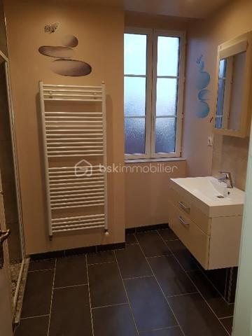 Opportunité d'investissement à saisir !

Cette grande maison divisée en deux appartements, actuellement loués et occupés, représente une occasion idéale pour les investisseurs à la recherche d’un placement sûr et performant.

Cet ensemble immobilier, au cachet singulier et très bien entretenu, offre un rendement locatif net d’environ 6 %. Les deux logements, habitables et en parfait état, génèrent des revenus réguliers sans vacance ni travaux à prévoir.
Son atout ? Les locataires en place assurent une stabilité financière immédiate. Les détails des baux, l’historique des paiements et une étude de rentabilité personnalisée sont disponibles pour ceux qui souhaitent approfondir.

Soigneusement restaurés avec des matériaux de qualité, ces deux appartements renvoient tout le charme et le caractère de la pierre. Le confort intérieur allie modernité et authenticité. Chacun des deux logements bénéficient de son réseau de chauffage central indépendant alimenté par deux chaudières au fioul en parfait état de fonctionnement.

Le premier appartement, d'une surface de 76m² loi Carrez, propose une cuisine d'environ 17m² pleine de cachet ainsi qu'un très beau salon séjour de 20m². Le couloir distribue une salle d'eau, les WC séparés et une première chambre d'environ 9m². Une seconde chambre de 14m² vient compléter ce logement.

Le second appartement, un duplex qui se situe au dessus, offre une surface de 103m² loi Carrez sur 125m² de plancher. Celui-ci se compose d'une cuisine séparée de 18m² pleine de charme et de caractère et d'un grand salon séjour de 28m². Un remarquable couloir distribue la salle d'eau et les WC séparés. La partie nuit se découvre par les escaliers donnant sur une première chambre de 11m² d'un coté, et de l'autre, un palier distribuant une pièce de 8m² loi carrez pouvant être utilisée comme chambre du fait de ses 12m² au sol et une grande et surprenante chambre de 21m² sur ses 37m² au sol.

Les deux appartement disposent chacun d'une cave et d'un box.

Charme, authenticité et praticité sont les adjectifs qui définissent ces deux logements.

À cet ensemble immobilier s'ajoute une grande grange d'une surface de 80m² au sol. Le très bon état de ce second édifice réhabilitable sur deux niveaux permet de se projeter et offre un beau potentiel de lots supplémentaires ou d'une habitation d'environ 160m² à proximité.

Le terrain d'environ 500m² laisse place au stationnement de plusieurs véhicules aux abords des habitations.

Si vous cherchez un investissement immobilier qui allie sécurité, performance et simplicité, ce bien est fait pour vous.