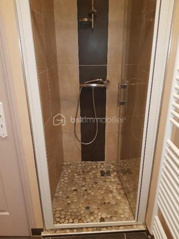 Opportunité d'investissement à saisir !

Cette grande maison divisée en deux appartements, actuellement loués et occupés, représente une occasion idéale pour les investisseurs à la recherche d’un placement sûr et performant.

Cet ensemble immobilier, au cachet singulier et très bien entretenu, offre un rendement locatif net d’environ 6 %. Les deux logements, habitables et en parfait état, génèrent des revenus réguliers sans vacance ni travaux à prévoir.
Son atout ? Les locataires en place assurent une stabilité financière immédiate. Les détails des baux, l’historique des paiements et une étude de rentabilité personnalisée sont disponibles pour ceux qui souhaitent approfondir.

Soigneusement restaurés avec des matériaux de qualité, ces deux appartements renvoient tout le charme et le caractère de la pierre. Le confort intérieur allie modernité et authenticité. Chacun des deux logements bénéficient de son réseau de chauffage central indépendant alimenté par deux chaudières au fioul en parfait état de fonctionnement.

Le premier appartement, d'une surface de 76m² loi Carrez, propose une cuisine d'environ 17m² pleine de cachet ainsi qu'un très beau salon séjour de 20m². Le couloir distribue une salle d'eau, les WC séparés et une première chambre d'environ 9m². Une seconde chambre de 14m² vient compléter ce logement.

Le second appartement, un duplex qui se situe au dessus, offre une surface de 103m² loi Carrez sur 125m² de plancher. Celui-ci se compose d'une cuisine séparée de 18m² pleine de charme et de caractère et d'un grand salon séjour de 28m². Un remarquable couloir distribue la salle d'eau et les WC séparés. La partie nuit se découvre par les escaliers donnant sur une première chambre de 11m² d'un coté, et de l'autre, un palier distribuant une pièce de 8m² loi carrez pouvant être utilisée comme chambre du fait de ses 12m² au sol et une grande et surprenante chambre de 21m² sur ses 37m² au sol.

Les deux appartement disposent chacun d'une cave et d'un box.

Charme, authenticité et praticité sont les adjectifs qui définissent ces deux logements.

À cet ensemble immobilier s'ajoute une grande grange d'une surface de 80m² au sol. Le très bon état de ce second édifice réhabilitable sur deux niveaux permet de se projeter et offre un beau potentiel de lots supplémentaires ou d'une habitation d'environ 160m² à proximité.

Le terrain d'environ 500m² laisse place au stationnement de plusieurs véhicules aux abords des habitations.

Si vous cherchez un investissement immobilier qui allie sécurité, performance et simplicité, ce bien est fait pour vous.