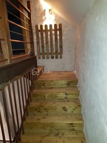 Opportunité d'investissement à saisir !

Cette grande maison divisée en deux appartements, actuellement loués et occupés, représente une occasion idéale pour les investisseurs à la recherche d’un placement sûr et performant.

Cet ensemble immobilier, au cachet singulier et très bien entretenu, offre un rendement locatif net d’environ 6 %. Les deux logements, habitables et en parfait état, génèrent des revenus réguliers sans vacance ni travaux à prévoir.
Son atout ? Les locataires en place assurent une stabilité financière immédiate. Les détails des baux, l’historique des paiements et une étude de rentabilité personnalisée sont disponibles pour ceux qui souhaitent approfondir.

Soigneusement restaurés avec des matériaux de qualité, ces deux appartements renvoient tout le charme et le caractère de la pierre. Le confort intérieur allie modernité et authenticité. Chacun des deux logements bénéficient de son réseau de chauffage central indépendant alimenté par deux chaudières au fioul en parfait état de fonctionnement.

Le premier appartement, d'une surface de 76m² loi Carrez, propose une cuisine d'environ 17m² pleine de cachet ainsi qu'un très beau salon séjour de 20m². Le couloir distribue une salle d'eau, les WC séparés et une première chambre d'environ 9m². Une seconde chambre de 14m² vient compléter ce logement.

Le second appartement, un duplex qui se situe au dessus, offre une surface de 103m² loi Carrez sur 125m² de plancher. Celui-ci se compose d'une cuisine séparée de 18m² pleine de charme et de caractère et d'un grand salon séjour de 28m². Un remarquable couloir distribue la salle d'eau et les WC séparés. La partie nuit se découvre par les escaliers donnant sur une première chambre de 11m² d'un coté, et de l'autre, un palier distribuant une pièce de 8m² loi carrez pouvant être utilisée comme chambre du fait de ses 12m² au sol et une grande et surprenante chambre de 21m² sur ses 37m² au sol.

Les deux appartement disposent chacun d'une cave et d'un box.

Charme, authenticité et praticité sont les adjectifs qui définissent ces deux logements.

À cet ensemble immobilier s'ajoute une grande grange d'une surface de 80m² au sol. Le très bon état de ce second édifice réhabilitable sur deux niveaux permet de se projeter et offre un beau potentiel de lots supplémentaires ou d'une habitation d'environ 160m² à proximité.

Le terrain d'environ 500m² laisse place au stationnement de plusieurs véhicules aux abords des habitations.

Si vous cherchez un investissement immobilier qui allie sécurité, performance et simplicité, ce bien est fait pour vous.