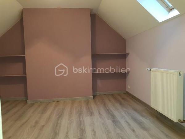Opportunité d'investissement à saisir !

Cette grande maison divisée en deux appartements, actuellement loués et occupés, représente une occasion idéale pour les investisseurs à la recherche d’un placement sûr et performant.

Cet ensemble immobilier, au cachet singulier et très bien entretenu, offre un rendement locatif net d’environ 6 %. Les deux logements, habitables et en parfait état, génèrent des revenus réguliers sans vacance ni travaux à prévoir.
Son atout ? Les locataires en place assurent une stabilité financière immédiate. Les détails des baux, l’historique des paiements et une étude de rentabilité personnalisée sont disponibles pour ceux qui souhaitent approfondir.

Soigneusement restaurés avec des matériaux de qualité, ces deux appartements renvoient tout le charme et le caractère de la pierre. Le confort intérieur allie modernité et authenticité. Chacun des deux logements bénéficient de son réseau de chauffage central indépendant alimenté par deux chaudières au fioul en parfait état de fonctionnement.

Le premier appartement, d'une surface de 76m² loi Carrez, propose une cuisine d'environ 17m² pleine de cachet ainsi qu'un très beau salon séjour de 20m². Le couloir distribue une salle d'eau, les WC séparés et une première chambre d'environ 9m². Une seconde chambre de 14m² vient compléter ce logement.

Le second appartement, un duplex qui se situe au dessus, offre une surface de 103m² loi Carrez sur 125m² de plancher. Celui-ci se compose d'une cuisine séparée de 18m² pleine de charme et de caractère et d'un grand salon séjour de 28m². Un remarquable couloir distribue la salle d'eau et les WC séparés. La partie nuit se découvre par les escaliers donnant sur une première chambre de 11m² d'un coté, et de l'autre, un palier distribuant une pièce de 8m² loi carrez pouvant être utilisée comme chambre du fait de ses 12m² au sol et une grande et surprenante chambre de 21m² sur ses 37m² au sol.

Les deux appartement disposent chacun d'une cave et d'un box.

Charme, authenticité et praticité sont les adjectifs qui définissent ces deux logements.

À cet ensemble immobilier s'ajoute une grande grange d'une surface de 80m² au sol. Le très bon état de ce second édifice réhabilitable sur deux niveaux permet de se projeter et offre un beau potentiel de lots supplémentaires ou d'une habitation d'environ 160m² à proximité.

Le terrain d'environ 500m² laisse place au stationnement de plusieurs véhicules aux abords des habitations.

Si vous cherchez un investissement immobilier qui allie sécurité, performance et simplicité, ce bien est fait pour vous.